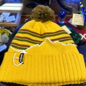 Like new Patagonia pompom hat. No stains snags. Perfect condition.